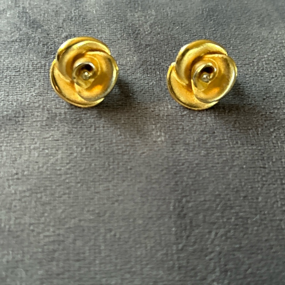 Vintage Signed Trifari Elegant Gold Tone Rose Diamond Accent Clip On Earrings